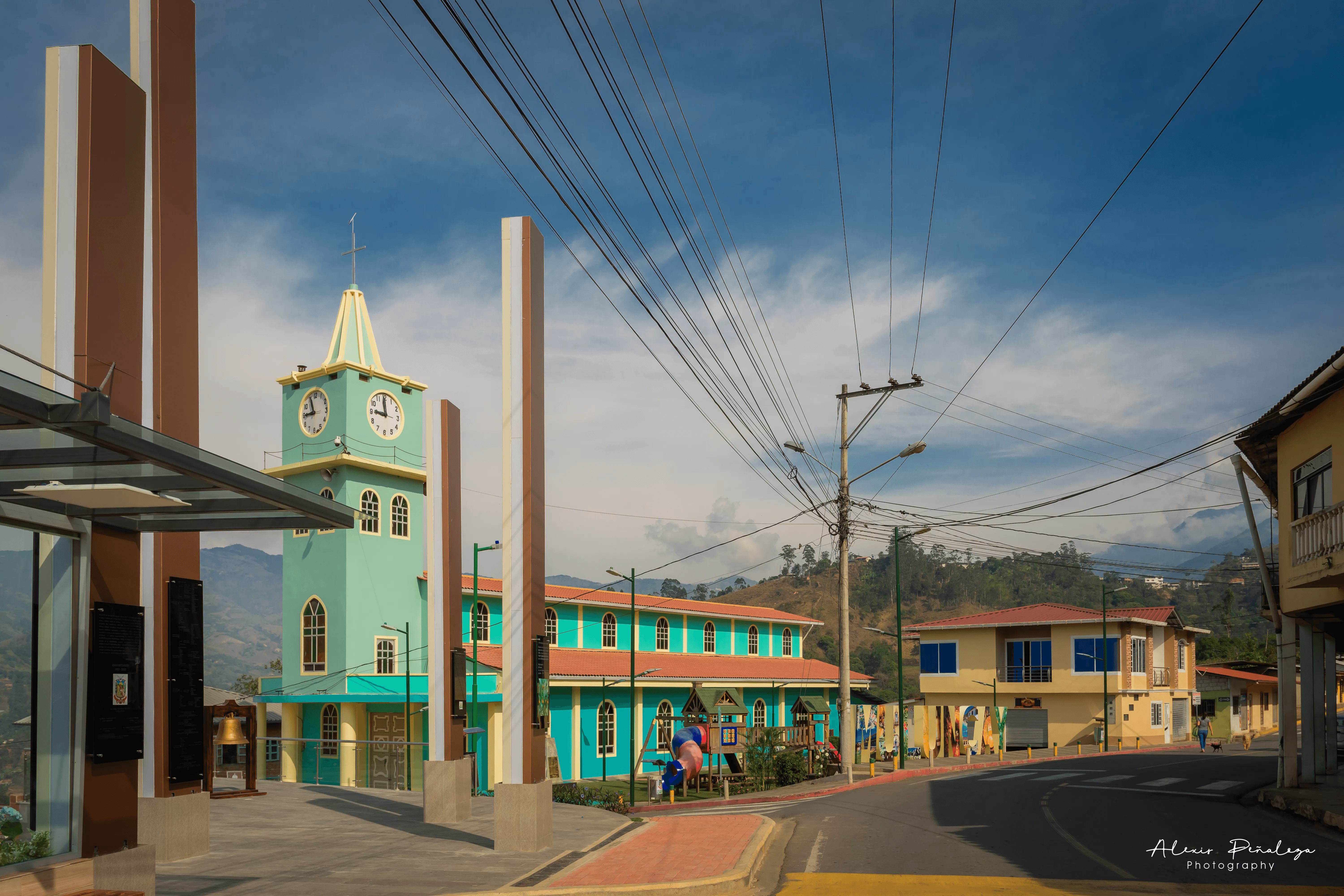 Vista general del parque central, la iglesia turquesa y las calles del pueblo