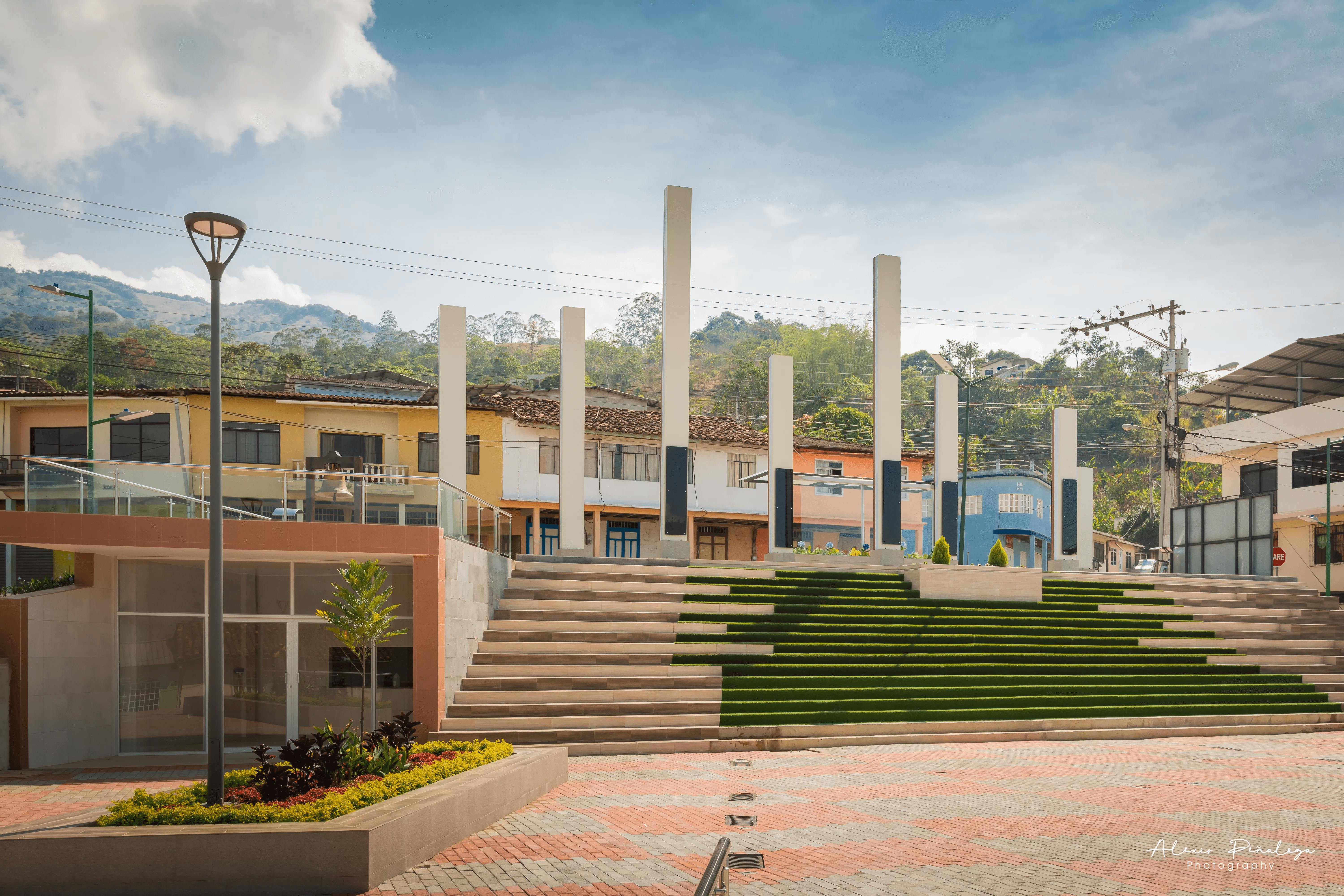 Monumentales escalinatas frente al perfil de las casas de la montaña