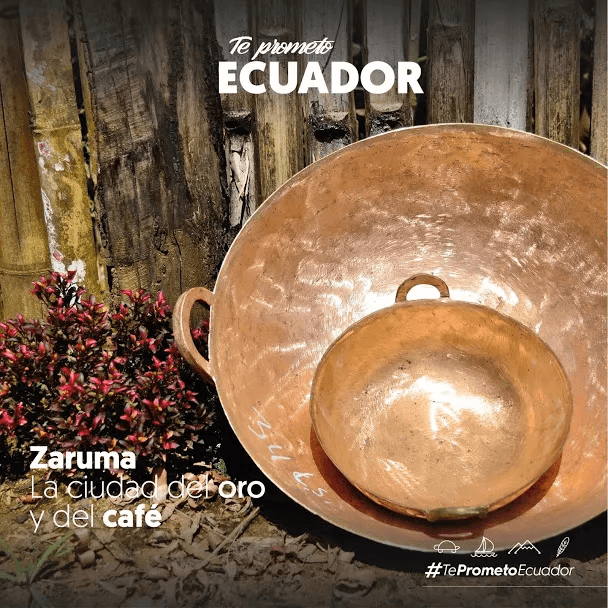 Pailas profundas de cobre brillante junto a decorado natural y el eslogan turístico