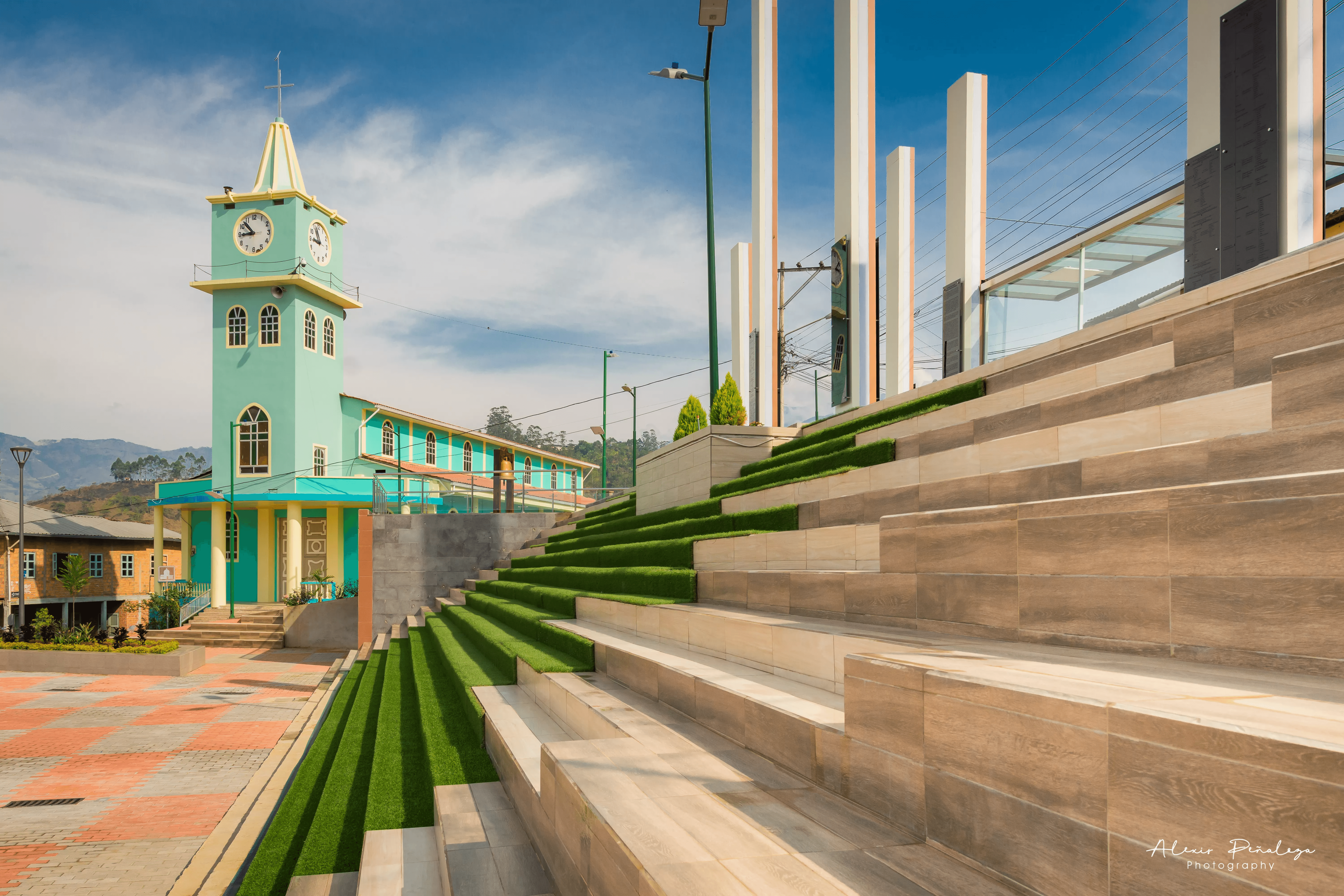 Altos pilares y terrazas verdes de la plaza nueva