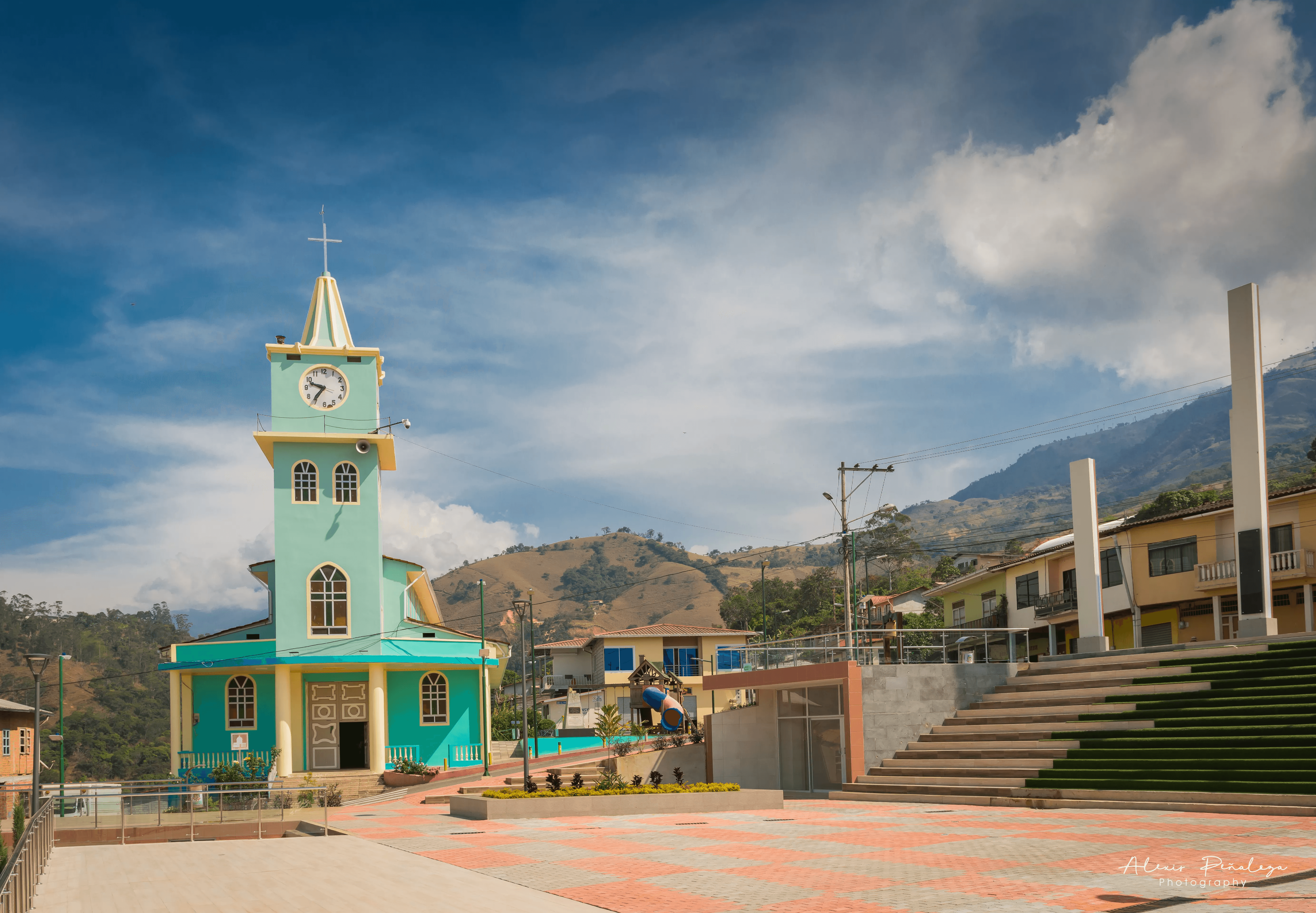 Vista panorámica del parque moderno y escalonado integrado a la iglesia de Muluncay Grande