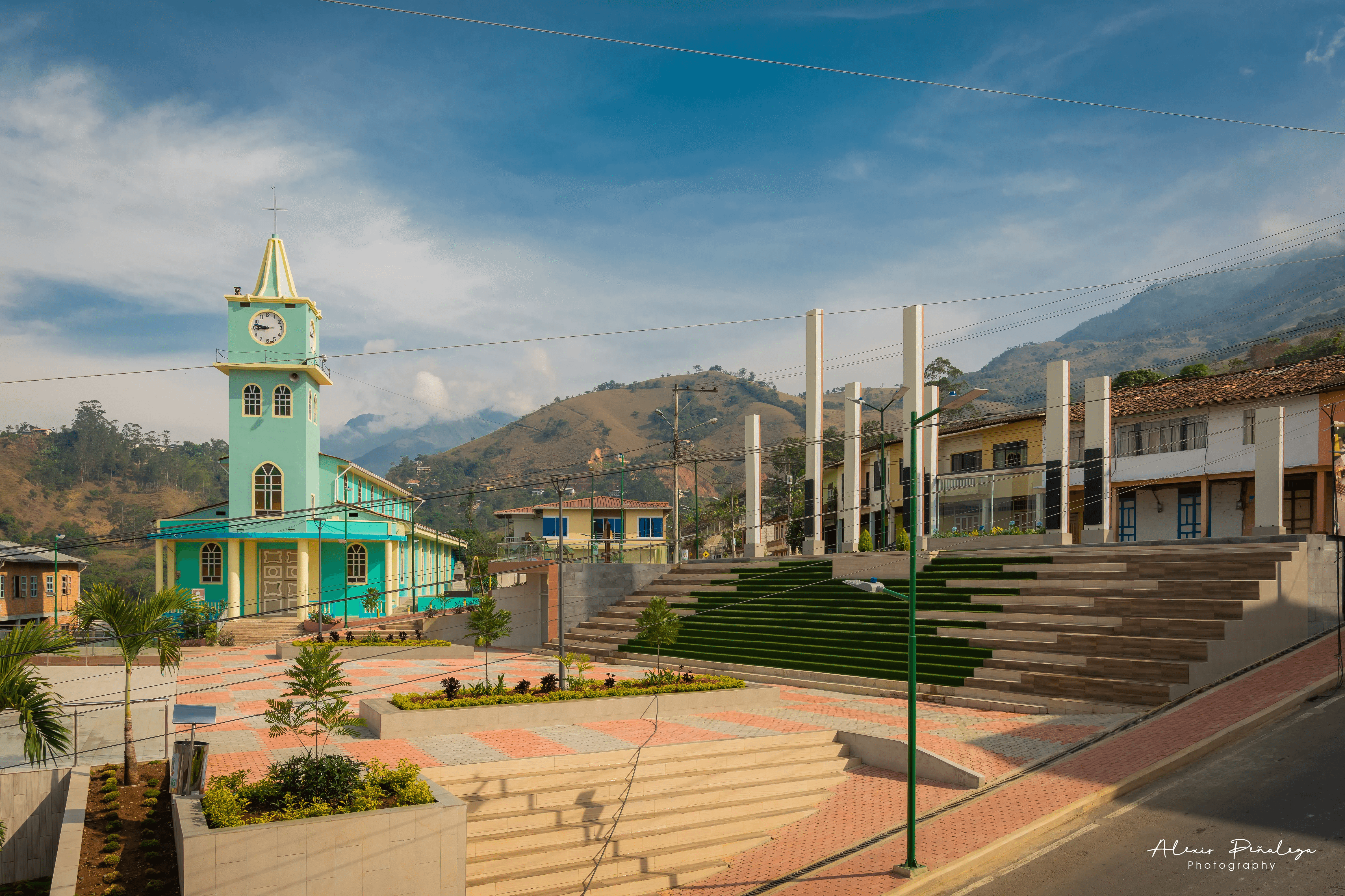 Vista angular de la plaza y la iglesia turquesa