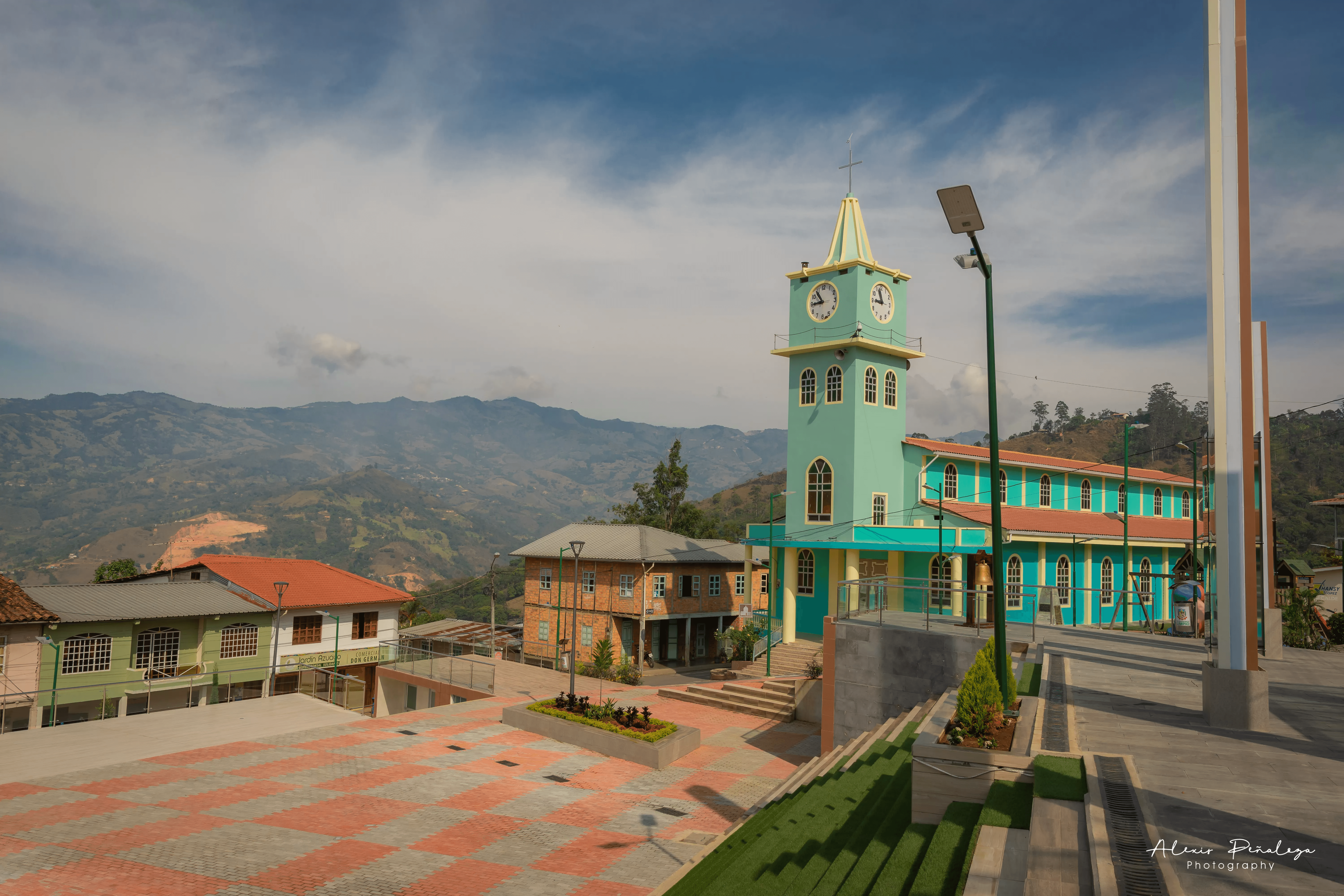 Panorama del santuario y paisaje montañoso