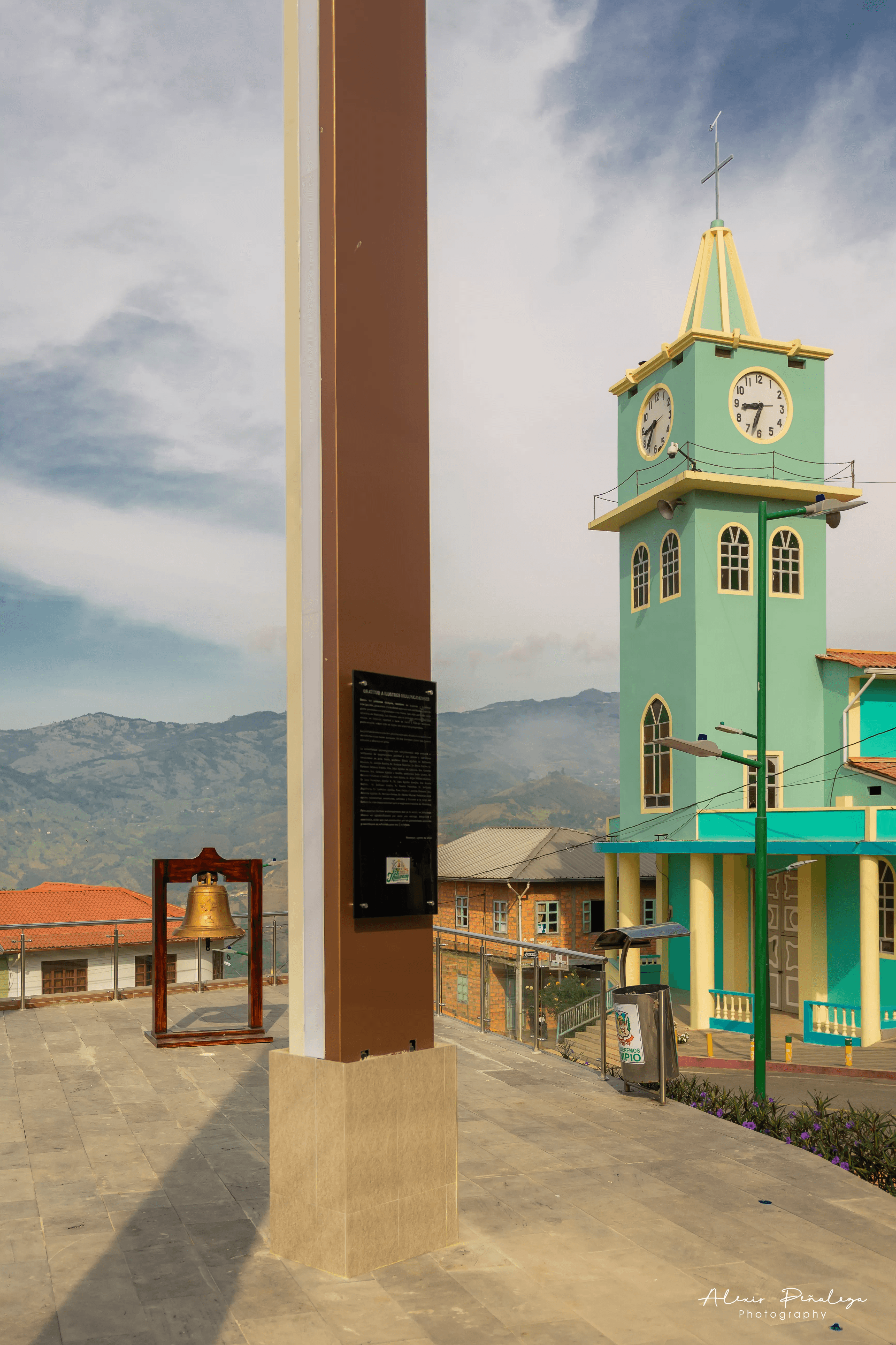 Campanario de la iglesia y campana conmemorativa, Muluncay Grande