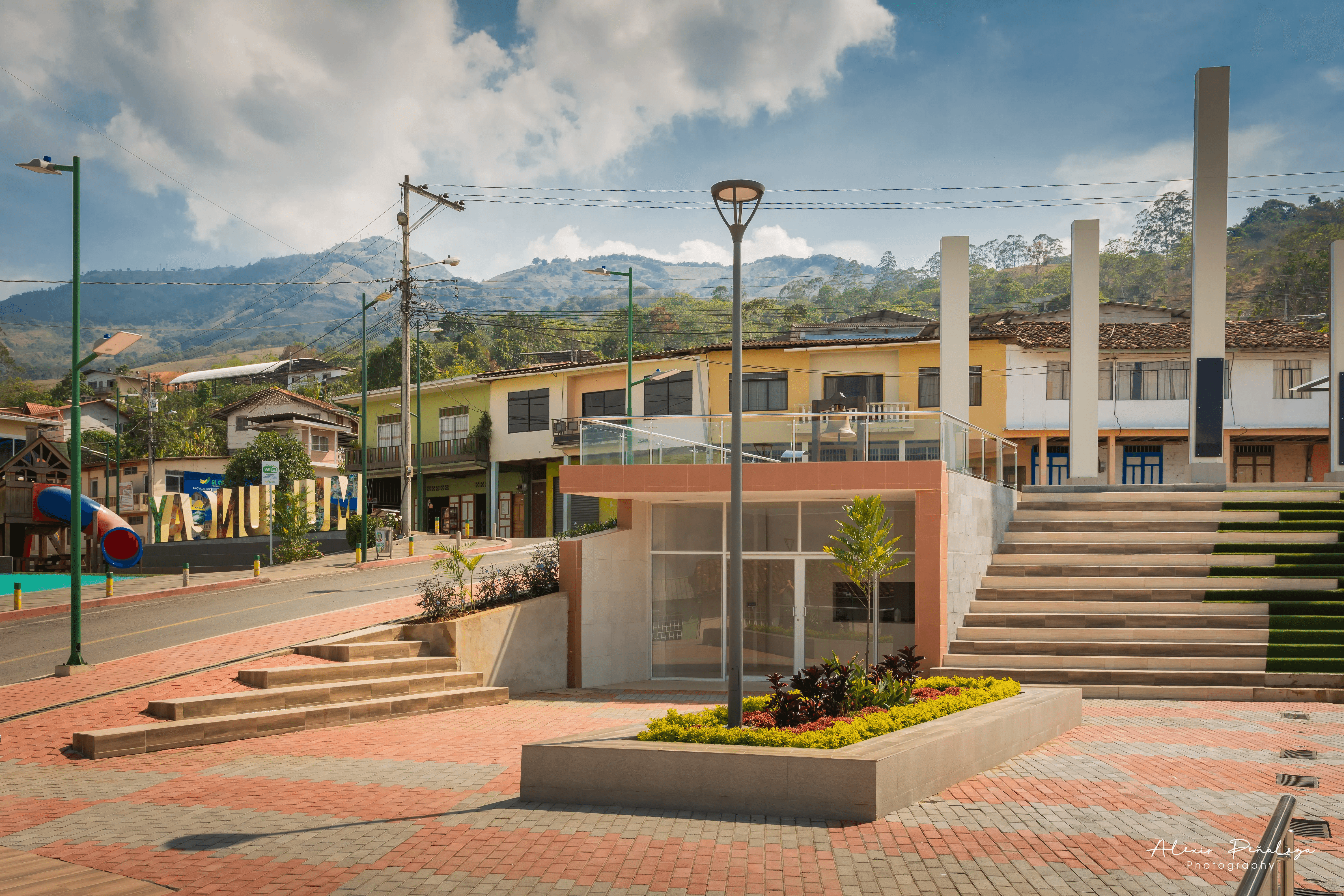 Vista a pie de calle de las instalaciones modernas de la plaza y vías contiguas